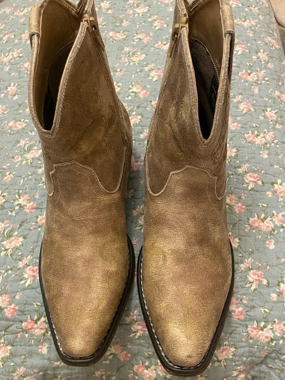 Roper women’s  Tan/Brown Distressed Western Boots
